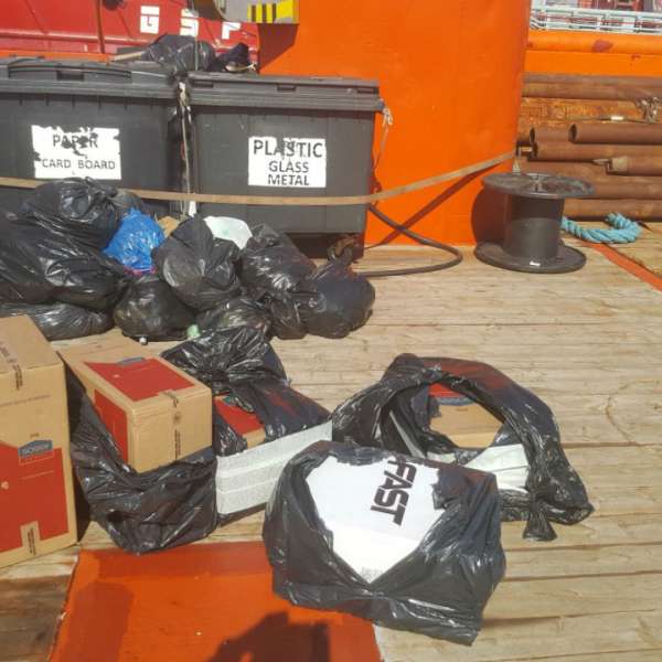 Aproximativ 100.000 de ţigarete de contrabandă, ascunse în tomberoanele de gunoi de la bordul unei nave sub pavilion Norvegia
