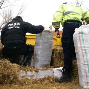 Peste 13.000 de pachete cu ţigări de contrabandă confiscate de poliţistii de frontieră mehedinţeni în urma unor acţiuni şi percheziţii