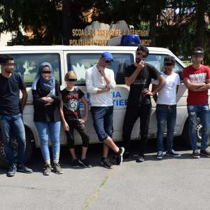 Două călăuze şi nouă migranţi, depistaţi de poliţiştii de frontieră de la S.P.F Valea lui Mihai
