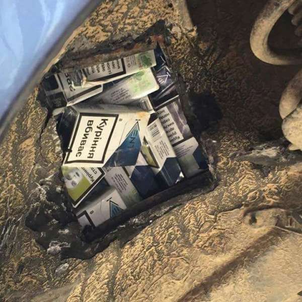 Ţigări descoperite într-un autoturism la P.T.F. Rădăuţi Prut