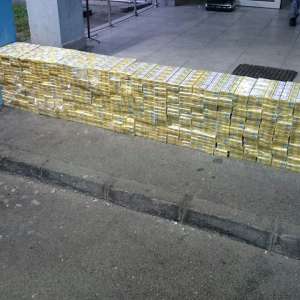 Aproximativ 6.500 de pachete cu țigări ascunse într-un autoturism,  descoperite la PTF Halmeu