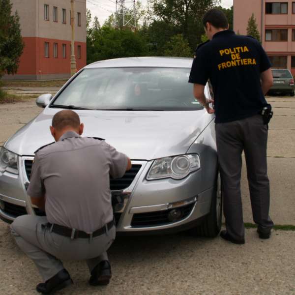 Autoturism căutat de autorităţile italiene, indisponibilizat de poliţiştii de frontieră mehedinţeni