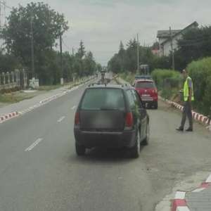 Autoturism cu documente expirate depistat în trafic