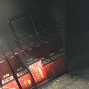 Țigări descoperite ascunse într-un autocamion, confiscate de polițiștii de frontieră timișeni