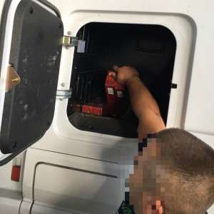 Țigări descoperite ascunse într-un autocamion, confiscate de polițiștii de frontieră timișeni