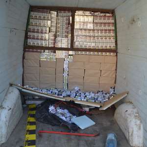 Aproximativ 57.500 de țigarete de contrabandă, ascunse după un perete fals al unui autovehicul condus de un cetăţean moldovean