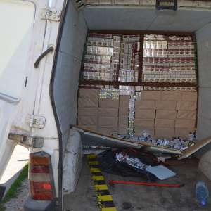 Aproximativ 57.500 de țigarete de contrabandă, ascunse după un perete fals al unui autovehicul condus de un cetăţean moldovean