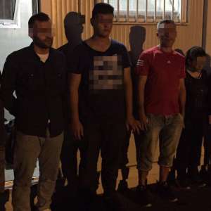 Șase cetăţeni din Siria şi Irak ascunşi într-o autoutilitară, opriţi la frontiera cu Ungaria