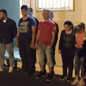Șase cetăţeni din Siria şi Irak ascunşi într-o autoutilitară, opriţi la frontiera cu Ungaria