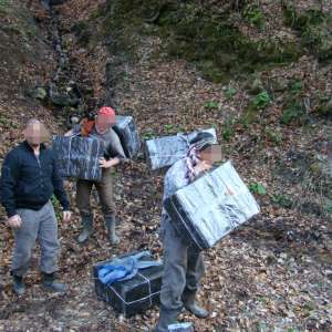 Liderul unei grupări infracționale organizate, axată pe contrabanda cu țigări, și alți 21de membri ai reţelei au fost trimişi în judecată