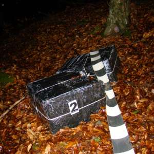 Liderul unei grupări infracționale organizate, axată pe contrabanda cu țigări, și alți 21de membri ai reţelei au fost trimişi în judecată