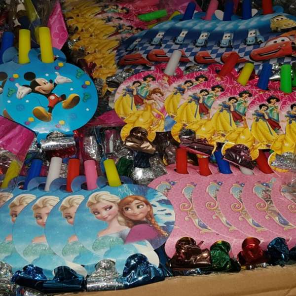 Accesorii pentru petrecere în valoare de peste 1.000.000 lei, confiscate în Portul Constanţa Sud Agigea