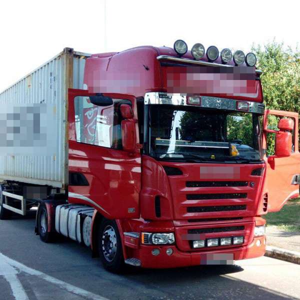 O semiremorcă încărcată cu calorifere ceramice, furată, împreună cu marfa transportată, din Franţa
