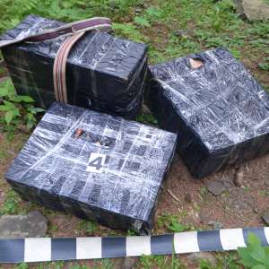 Peste 23.000 de pachete cu țigări confiscate şi un cetățean român, implicat în contrabandă, reținut la frontieră