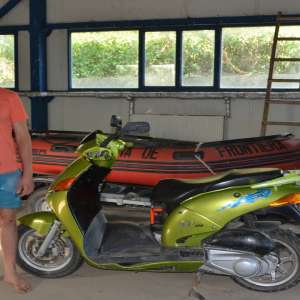 La volanul unui motoscuter furat din Italia, fără permis de conducere