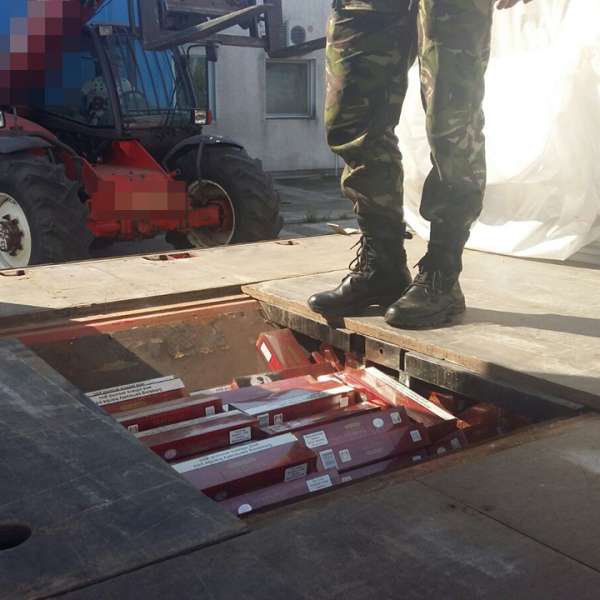 Țigări ascunse în podeaua remorcii unui camion, confiscate în P.T.F. Moravița