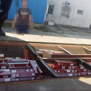 Țigări ascunse în podeaua remorcii unui camion, confiscate în P.T.F. Moravița