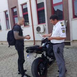 Depistat conducând o motocicletă deşi nu avea acest drept