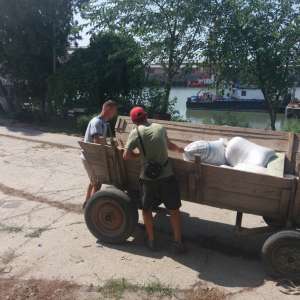 Polițiștii de frontieră brăileni au recuperat aproximativ 900 kg de orz sustras de pe o barjă aflată în rada Portului Brăila