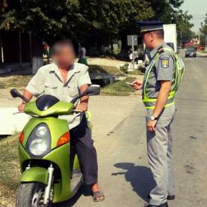 Fără permis de conducere şi sub influenţa alcoolului, la ghidonul unui moped neînregistrat