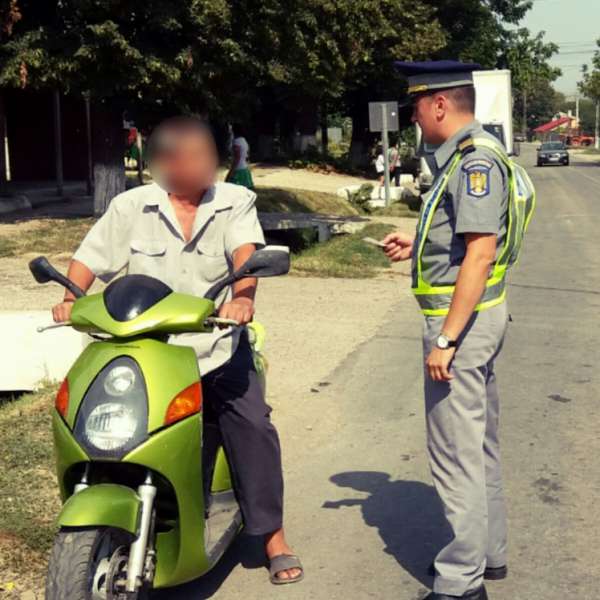 Fără permis de conducere şi sub influenţa alcoolului, la ghidonul unui moped neînregistrat