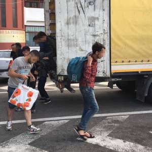 42 persoane intenţionau să iasă ilegal din România, ascunse în interiorul unui automarfar