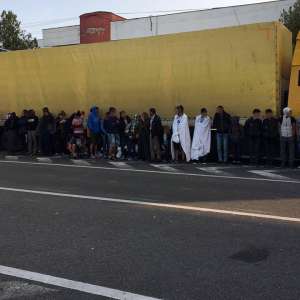 42 persoane intenţionau să iasă ilegal din România, ascunse în interiorul unui automarfar