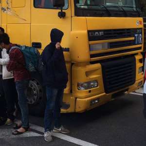 42 persoane intenţionau să iasă ilegal din România, ascunse în interiorul unui automarfar