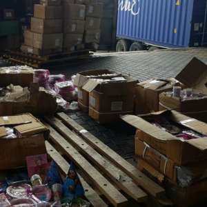 Zeci de mii de articole de petrecere, susceptibile a fi contrafăcute şi bunuri nedeclarate, confiscate în Portul Constanţa Sud Agigea