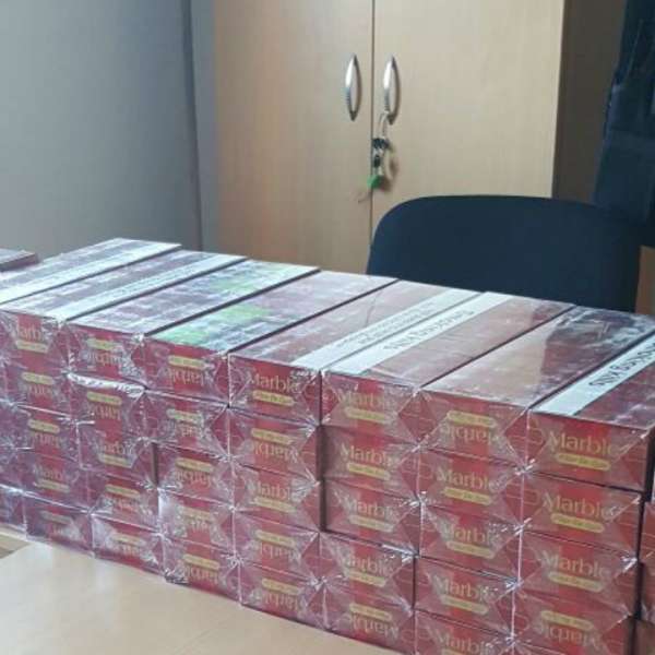 O femeie de 66 de ani s-a ales cu dosar penal pentru că transporta țigări de contrabandă
