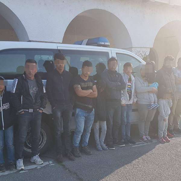 Douăsprezece persoane oprite la frontiera verde, din drumul ilegal spre Spaţiul Schengen