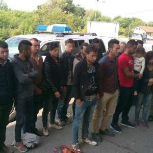 Douăsprezece persoane oprite la frontiera verde, din drumul ilegal spre Spaţiul Schengen