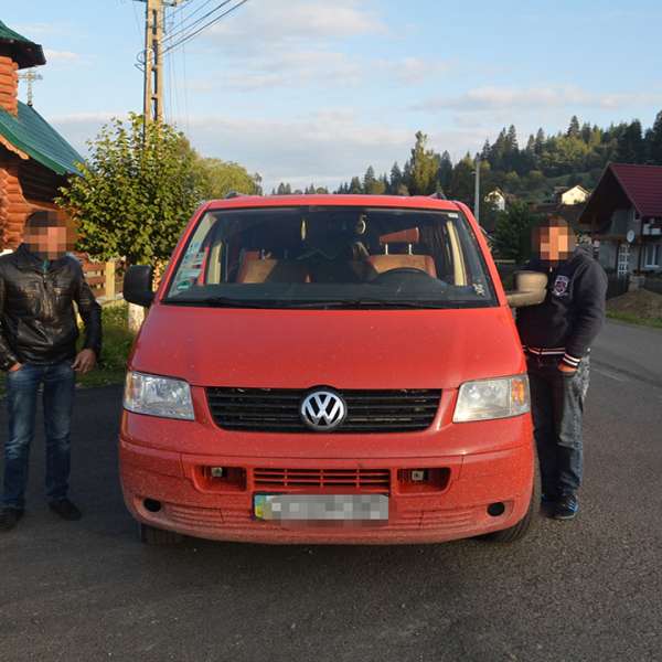 Microbuz încărcat cu țigări de contrabandă depistat în trafic de polițiștii de frontieră