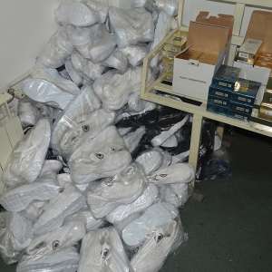 Parfumuri, articole textile și vestimentare susceptibile a fi contrafăcute, precum și sute de metri de plase monofilament, confiscate la Giurgiu