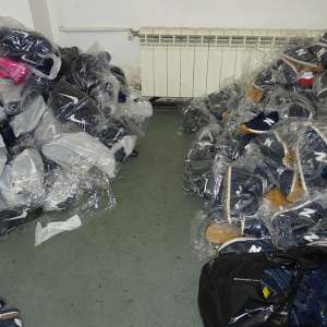 Parfumuri, articole textile și vestimentare susceptibile a fi contrafăcute, precum și sute de metri de plase monofilament, confiscate la Giurgiu