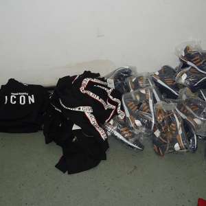 Parfumuri, articole textile și vestimentare susceptibile a fi contrafăcute, precum și sute de metri de plase monofilament, confiscate la Giurgiu
