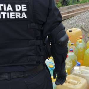 Doi angajaţi ai unei societăţi agricole depistaţi în timp ce furau motorină