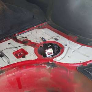 Ţigări de contrabandă ascunse în rezervoarele a două autoturisme şi sub cuptorul aragazului unei nave