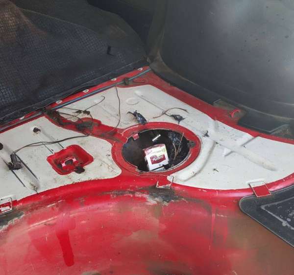Ţigări de contrabandă ascunse în rezervoarele a două autoturisme şi sub cuptorul aragazului unei nave