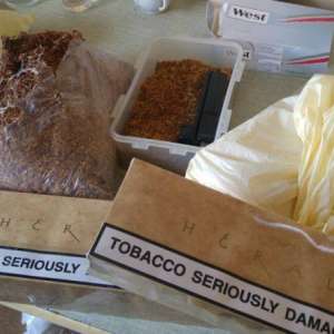 Ţigări de contrabandă ascunse în rezervoarele a două autoturisme şi sub cuptorul aragazului unei nave