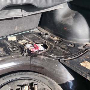 Ţigări de contrabandă ascunse în rezervoarele a două autoturisme şi sub cuptorul aragazului unei nave