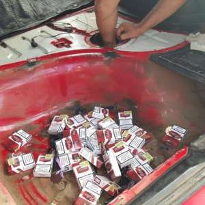 Ţigări de contrabandă ascunse în rezervoarele a două autoturisme şi sub cuptorul aragazului unei nave