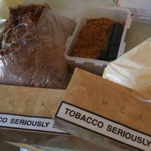 Ţigări de contrabandă ascunse în rezervoarele a două autoturisme şi sub cuptorul aragazului unei nave