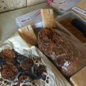 Ţigări de contrabandă ascunse în rezervoarele a două autoturisme şi sub cuptorul aragazului unei nave