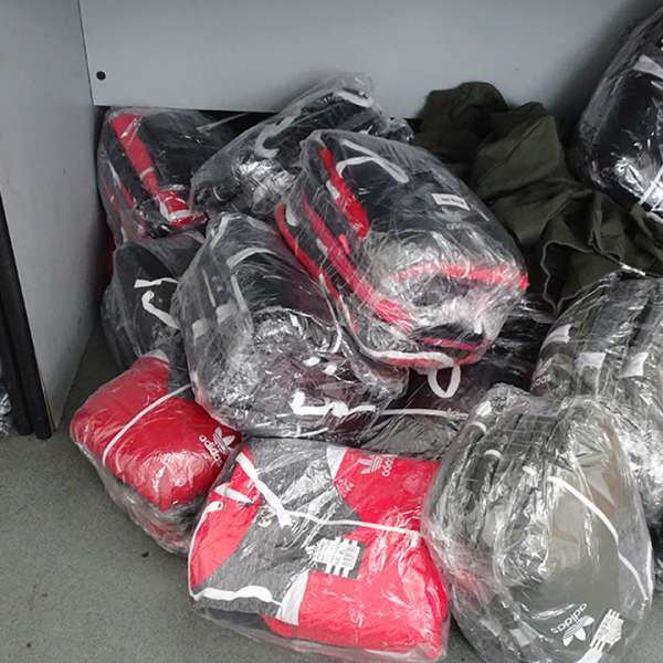Articole textile, încălțăminte și parfumuri, susceptibile a fi contrafăcute, confiscate la P.T.F. Giurgiu
