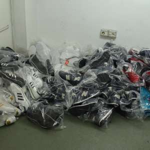 Articole textile, încălțăminte și parfumuri, susceptibile a fi contrafăcute, confiscate la P.T.F. Giurgiu