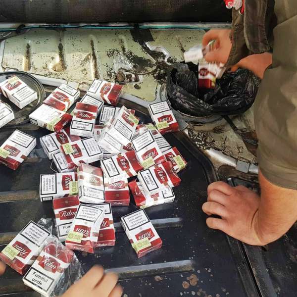 Ţigări de contrabandă ascunse în rezervoarele a două autoturisme