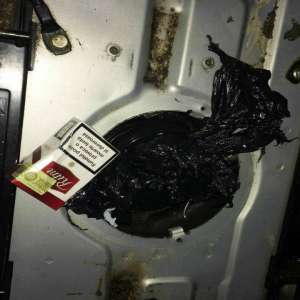 Ţigări de contrabandă ascunse în rezervoarele a două autoturisme