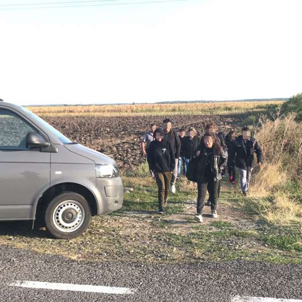 Opt cetățeni din Irak, opriţi la frontiera cu Ungaria