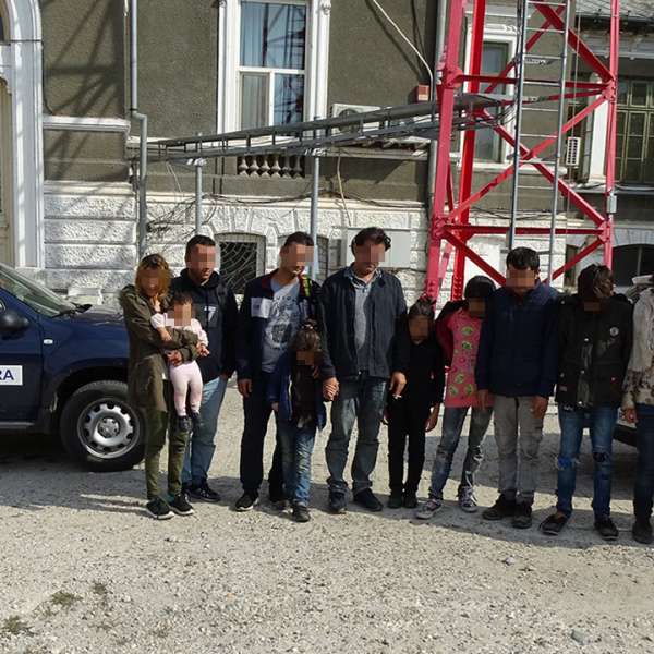 Nouăsprezece irakieni depistaţi în două autoturisme,  în apropierea malului Dunării